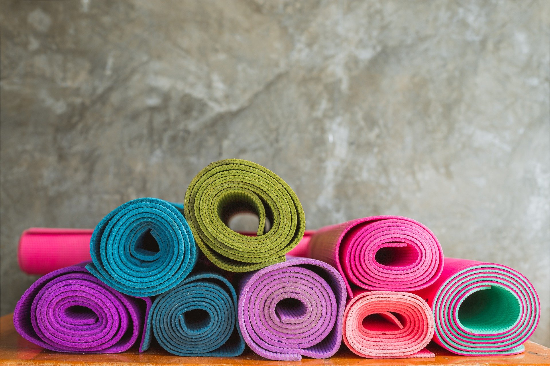 Retrouvez tous mes conseils pour choisir votre tapis de Yoga : critères de sélection, marques,... L'occasion de choisir selon votre budget !